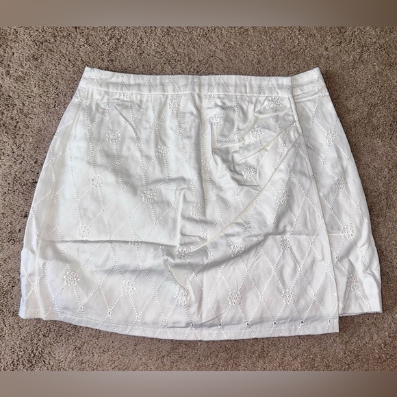 Lulus white eyelet skirt - Picture 4 of 7
